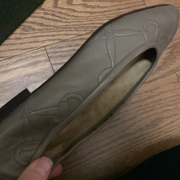 NWT gorgeous Taupe leather flats with stitching - Picture 6 of 6